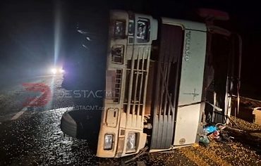 Caminhão tomba no km 72 da MT-235 entre Nova Mutum e Santa Rita do Trivelato