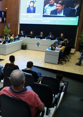 Câmara aprova mudança na Mesa Diretora, homenageia servidores e debate projetos voltados à população em Nova Mutum/MT