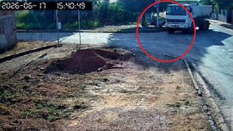 Vídeo mostra momento em que motociclista é atingido por caminhão em MT