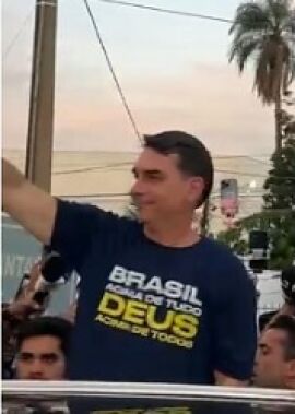 Flávio Bolsonaro participa de momento de oração ao lado de Abilio em Cuiabá
