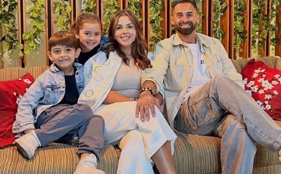 Jogador de futebol argentino Lucas Trejo e sua família em foto de abril de 2026.  