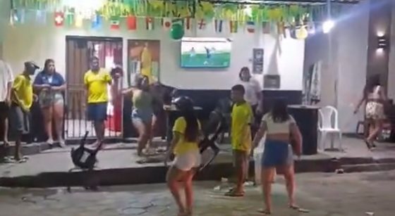 Briga após jogo do Brasil termina em pancadaria entre mulheres em bar;veja vídeo