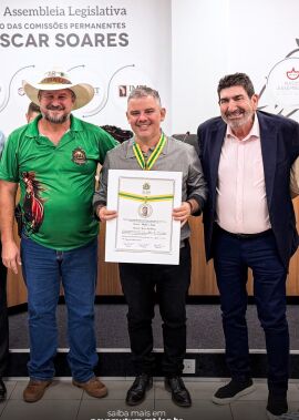 Presidente da Câmara de Nova Mutum, Lucas Badan, recebe Comenda Dante de Oliveira da ALMT