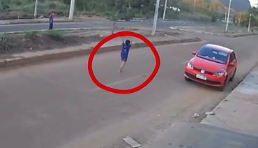 Criança é atropelada após carro ser lançado contra veículo estacionado em MT;veja vídeo