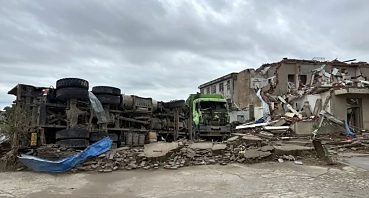Tornado lança homem de apartamento no 12º andar e deixa mortos na China