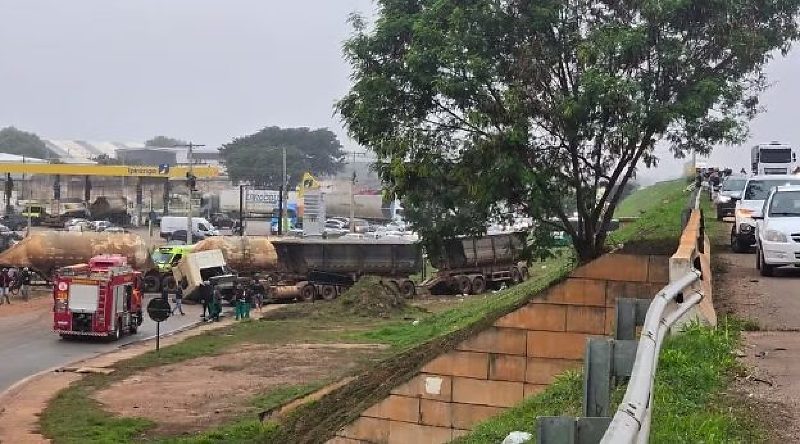 Carretas despencam de viaduto após colisão na BR-364;veja vídeo