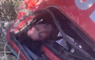 Caminhoneiro resgata motorista após caminhão-guincho cair de ribanceira de 7 metros;VEJA VÍDEO