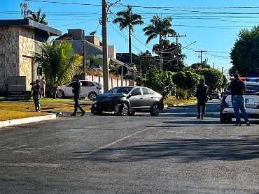 Acidente entre dois carros é registrado em cruzamento de Nova Mutum/MT