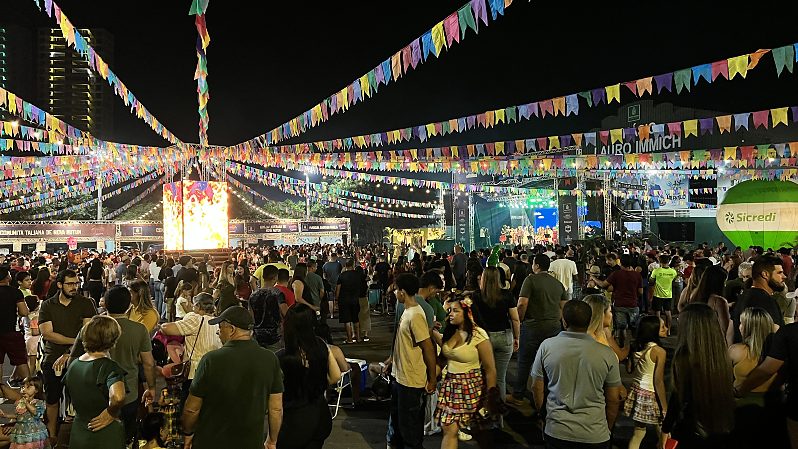 Tradicional Arraiá em Nova Mutum reúne milhares de pessoas em noite de festa e tradição