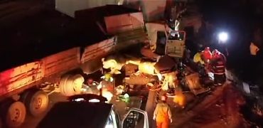 Duas carretas batem na BR-163, em Sinop, e deixam dois feridos;veja vídeo