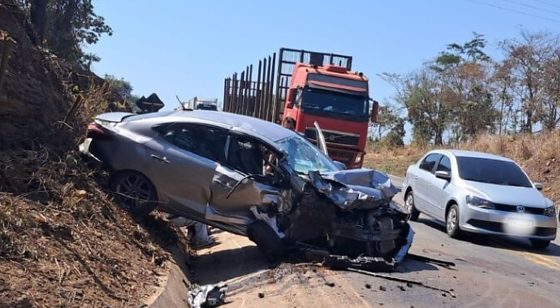 Carro fica destruído após grave acidente com dois caminhões na BR-364