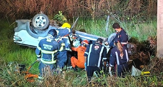 Motorista fica preso às ferragens após capotamento na MT-251