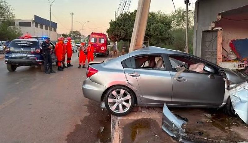 Homem de 27 anos morre após carro bater em poste e invadir residência em MT