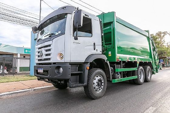 Empresa é condenada a indenizar motorista após caminhão de lixo atingir carro em Cuiabá