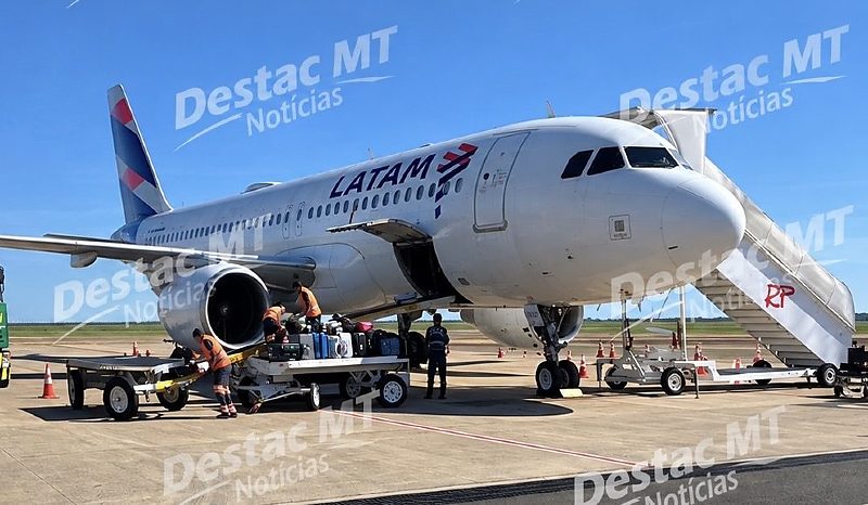 Família de Cuiabá perde viagem após cancelamento de voo e Justiça manda Latam pagar indenização