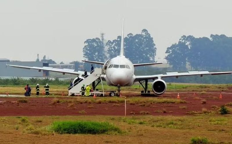 Avião com 151 pessoas sai da pista durante pouso e atola na lama no PR; VEJA VÍDEO