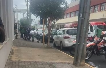 Médico escala prédio, discute com a ex namorada e atira no próprio corpo;veja vídeo