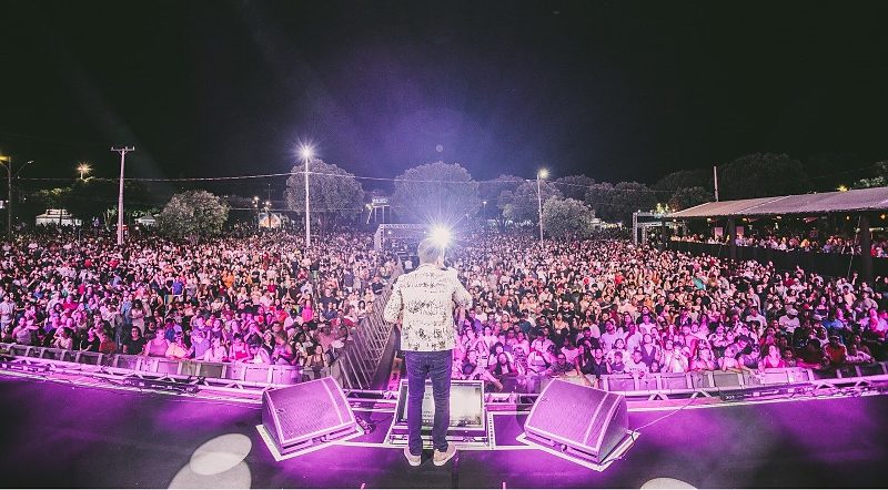 Michel Teló reúne multidão em show gratuito durante festival em Nova Mutum/MT