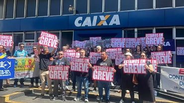 Funcionários da Caixa cruzam os braços e protestam em Cuiabá