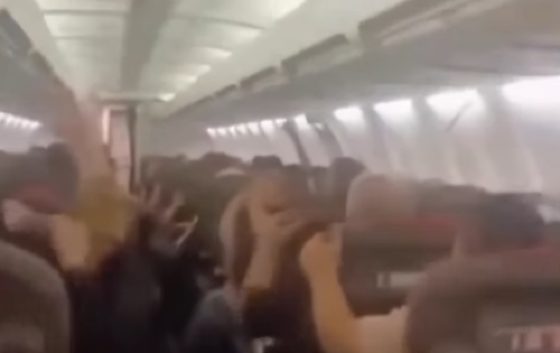 Pânico no ar: teto de avião desaba sobre passageiros após decolagem;veja vídeo