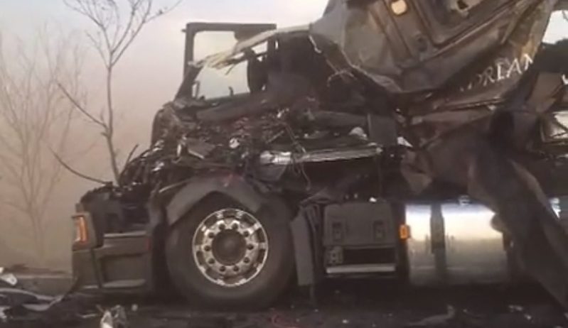 Grave acidente entre carretas deixa caminhoneiro morto e interdita BR-364; veja vídeo&nbsp;