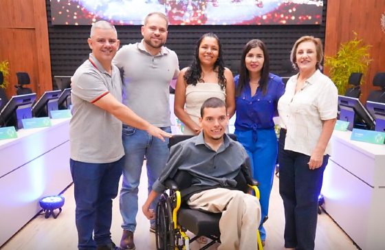 Com o pé, Felipe Torquato transforma história de vida em livro e inspira público na Câmara de Nova Mutum