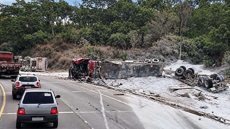 Acidente com duas carretas interdita BR-364 na Serra de São Vicente/MT;veja video