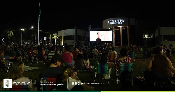 Gramado do Paço Municipal se transforma em cinema a céu aberto durante o CineSaúde