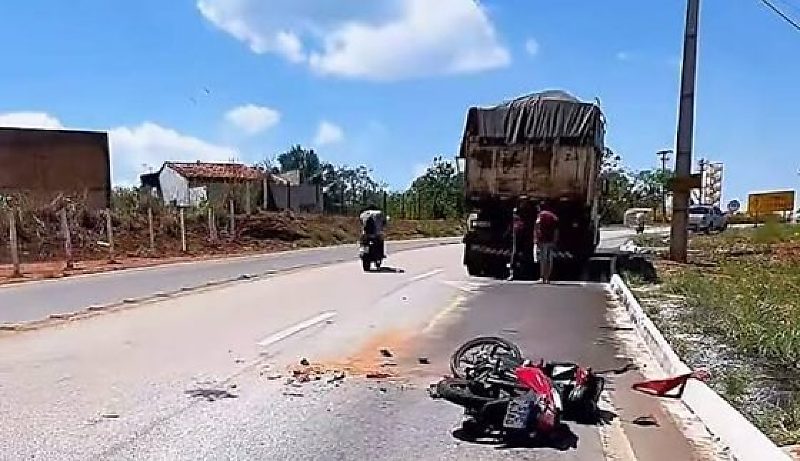 Jovem de 24 anos morre após motocicleta bater na traseira de caminhão na MT-240