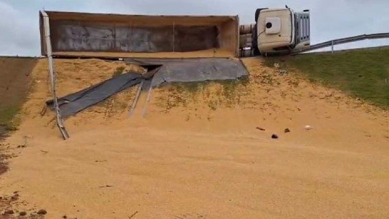 Carreta carregada com milho tomba e bloqueia viaduto na BR-163 em Sinop/MT