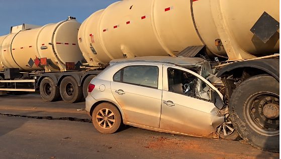Acidente entre carro e caminhão-tanque.png