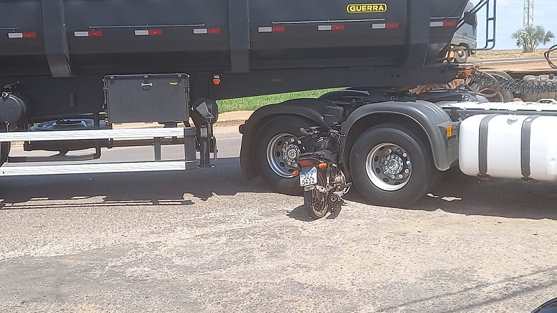 Colisão entre moto e caminhão deixa motociclista ferido em Nova Mutum/MT VEJA VÍDEO
