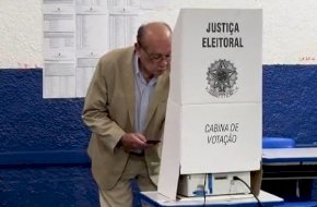 Gilmar Mendes vota em Diamantino/MT e vídeo mostra ministro com celular na cabine