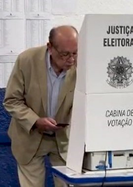 Gilmar Mendes vota em Diamantino/MT e vídeo mostra ministro com celular na cabine