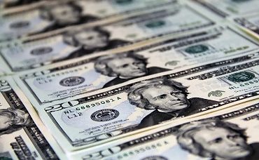 Bolsa bate recorde com Flávio à frente no Datafolha; dólar fecha a R$ 4,98