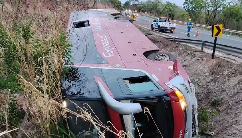 Ônibus que seguia para Natal tomba em trecho de serra em Mato Grosso
