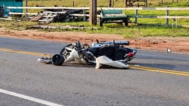 Mulher perde o controle da moto em quebra-molas e morre na MT-248