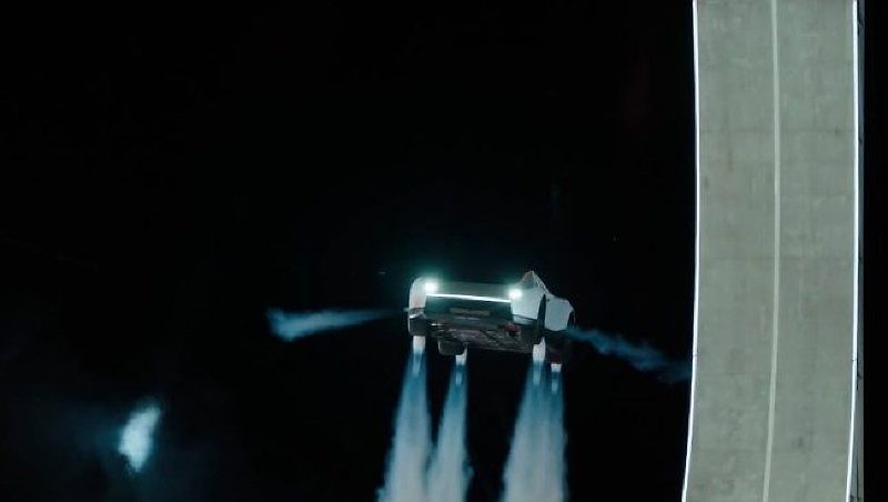 Tesla Roadster desafia a gravidade com saltos e manobras no ar;veja vídeo