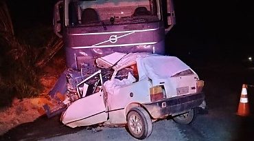 Acidente entre carro e carreta deixa cinco mortos, entre eles três crianças, na MT-140