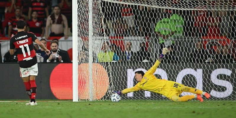 Flamengo para em Muslera, perde nos pênaltis e é eliminado pelo Estudiantes