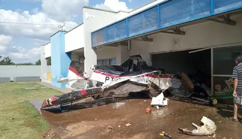 Avião agrícola cai dentro de creche com mais de 150 crianças em MT;VEJA VÍDEO