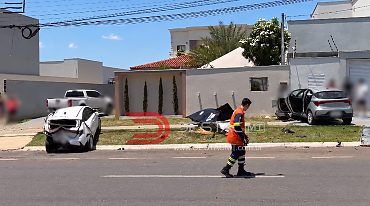 Dois carros se envolvem em colisão no bairro Bela Vista em Nova Mutum/MT