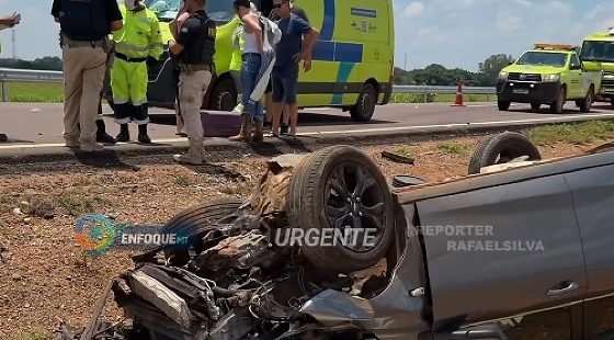 Carro capota após acidente com carreta na BR-163 em Sorriso/MT;VEJA VÍDEO