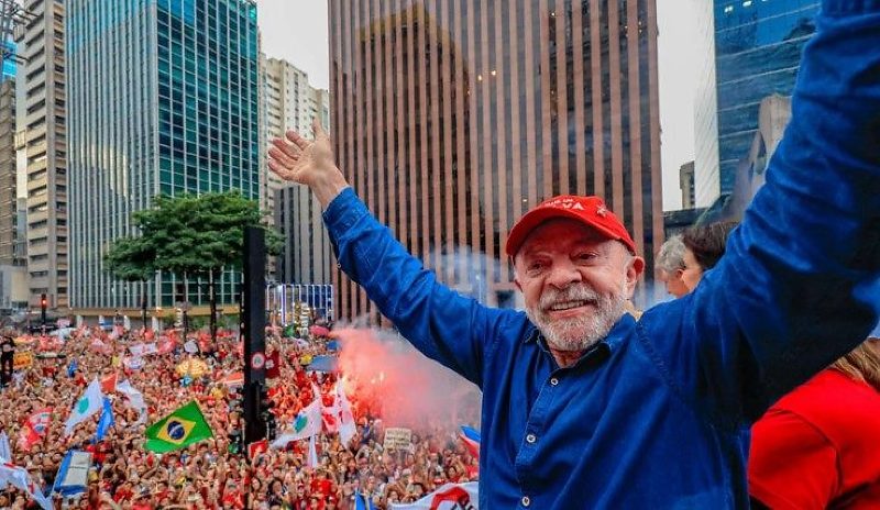Lula vira disputa contra Flávio Bolsonaro e é projetado reeleito para quarto mandato