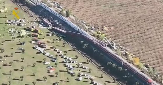 Dois trens de alta velocidade colidem na Espanha e deixam ao menos 64 mortos;veja vídeo